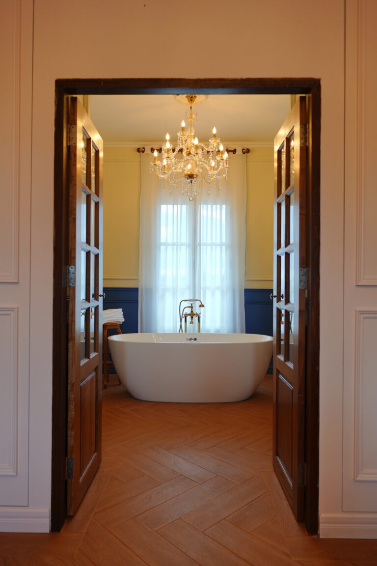 Luxurious large french bathroom with bathtub