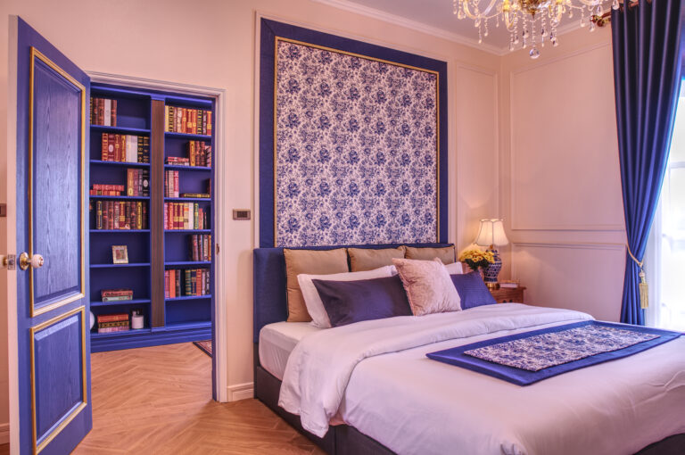 Luxurious bedroom chambre Soleil with Terrace, door open with view on the bookshelf