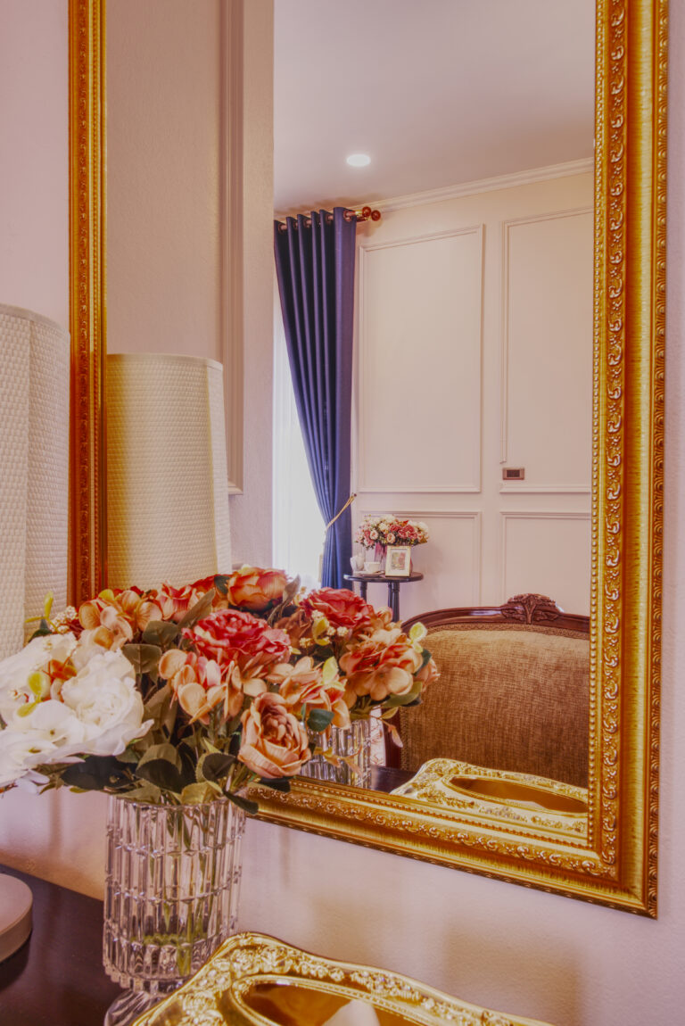 Dressing area with large mirror, desk and chair in chambre supreme