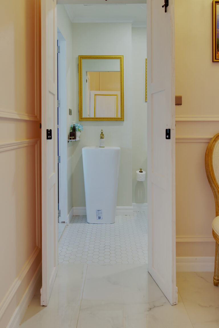 Access to bathroom from "chambre surprise"